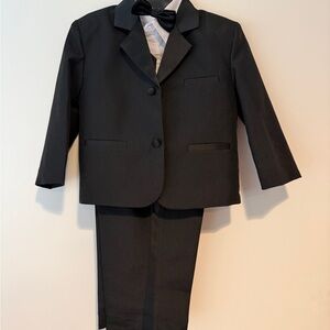 🚫SOLD 🚫Toddler Boys 5-Piece Formal Black Tuxedo - Size 3